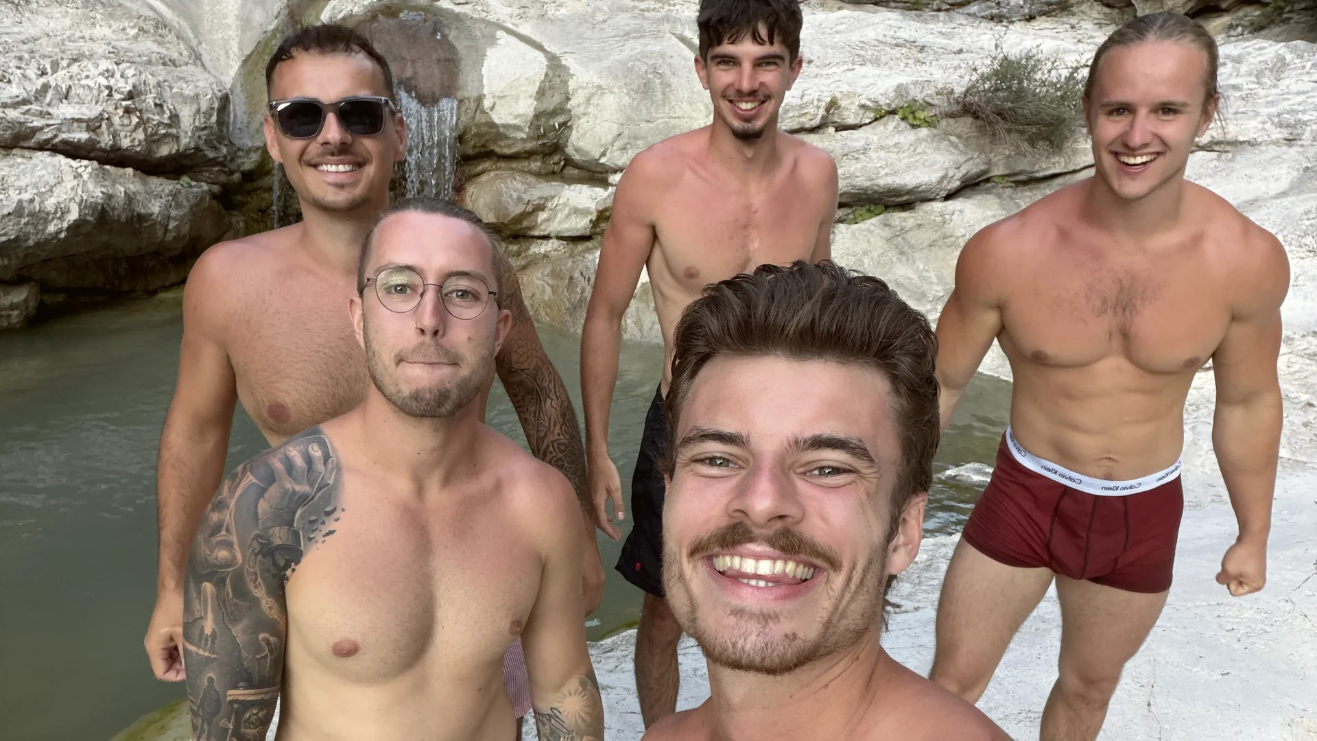 Gruppe entspannt gemeinsam im Freien
